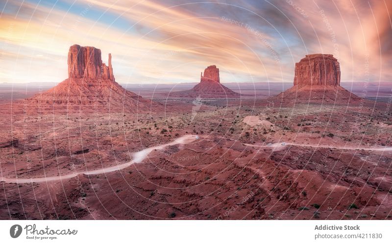 Malerische Landschaft mit Felsformationen unter farbigem Himmel Tal felsig Natur Umwelt malerisch Formation Felsen Monument Valley amerika USA spektakulär