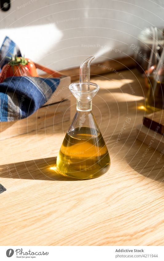 Olivenöl im Glasgefäß auf dem Tisch Erdöl oliv Küche natürlich Lebensmittel Bestandteil aromatisch kulinarisch Gesundheit organisch hölzern Koch Mahlzeit