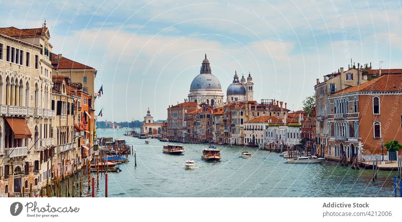 Wasserkanal mit Booten in der Stadt großer Kanal Großstadt berühmt Wahrzeichen Architektur historisch Venedig Italien Gebäude Ausflugsziel alt Schwimmer Gefäße