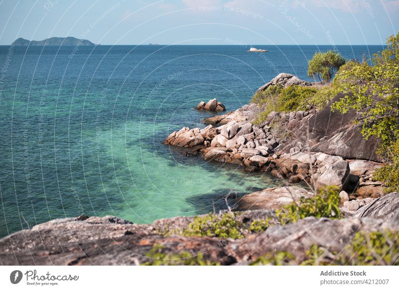 Blick auf die felsige Küste am blauen Meer im Sommer MEER Landschaft Meereslandschaft sonnig Ufer Küstenlinie Thailand Wasser malerisch Felsen friedlich Stein