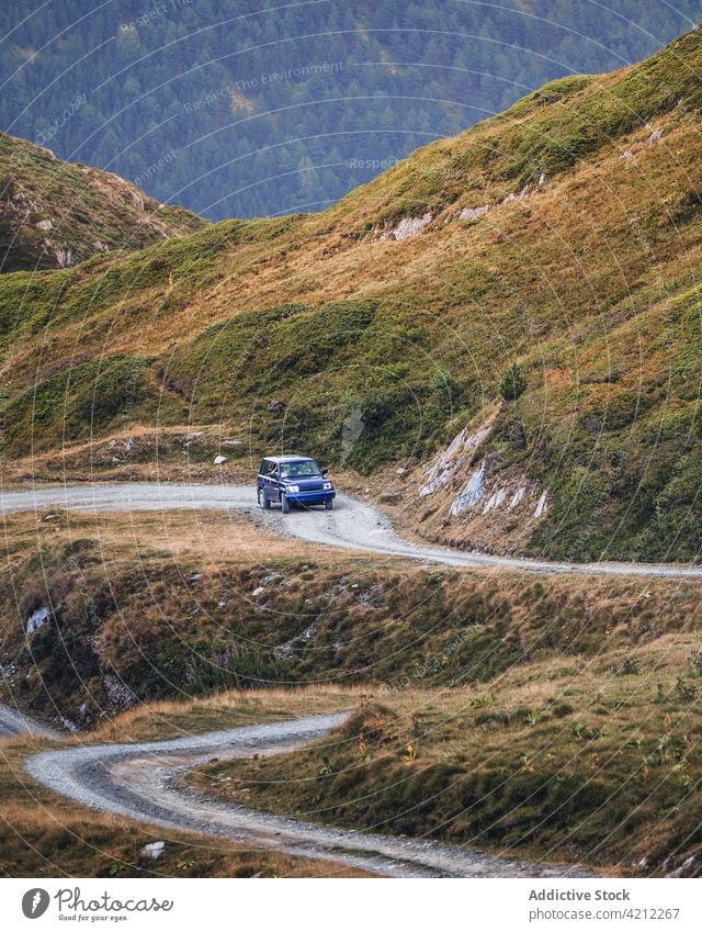 Autofahrt auf der Straße im Hochland PKW Autoreise reisen Hügel Natur Laufwerk Pyrenäen Landschaft Verkehr Berge u. Gebirge Tourismus modern staubig Wald