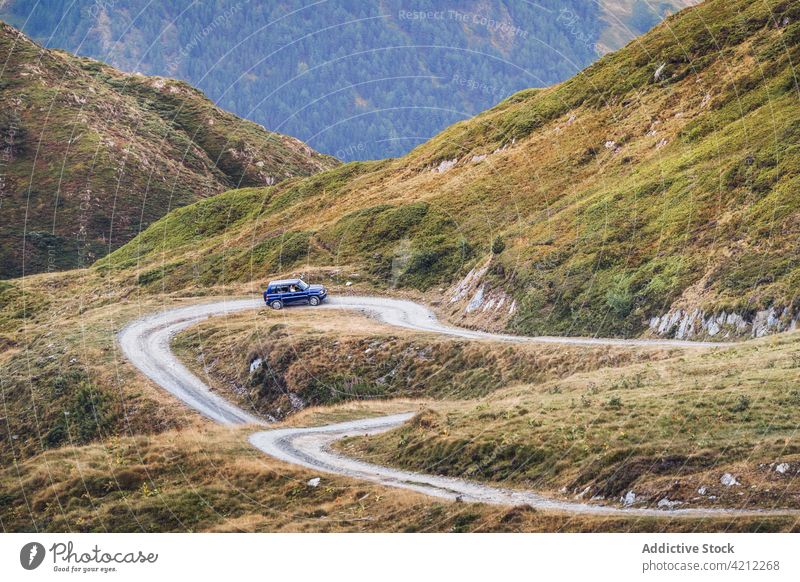 Autofahrt auf der Straße im Hochland PKW Autoreise reisen Hügel Natur Laufwerk Pyrenäen Landschaft Verkehr Berge u. Gebirge Tourismus modern staubig Wald