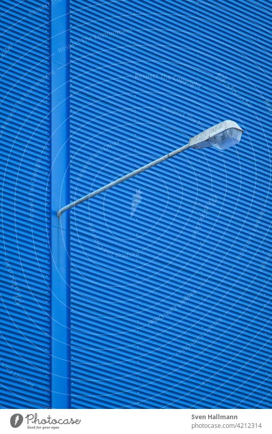 Lampe an blauer Wand Licht Beleuchtung Straßenbeleuchtung Farbfoto leuchten Metall Himmel Laternenpfahl Tag Großstadt Technik & Technologie Textfreiraum