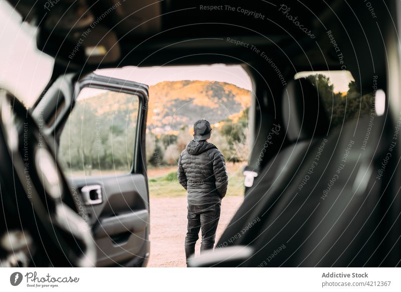 Ein abenteuerlustiger Mann betrachtet die Landschaft neben seinem Auto Abenteuer PKW Fahrzeug Transport 4wd Reisender Abenteurer reisen Jeep Textfreiraum 4x4