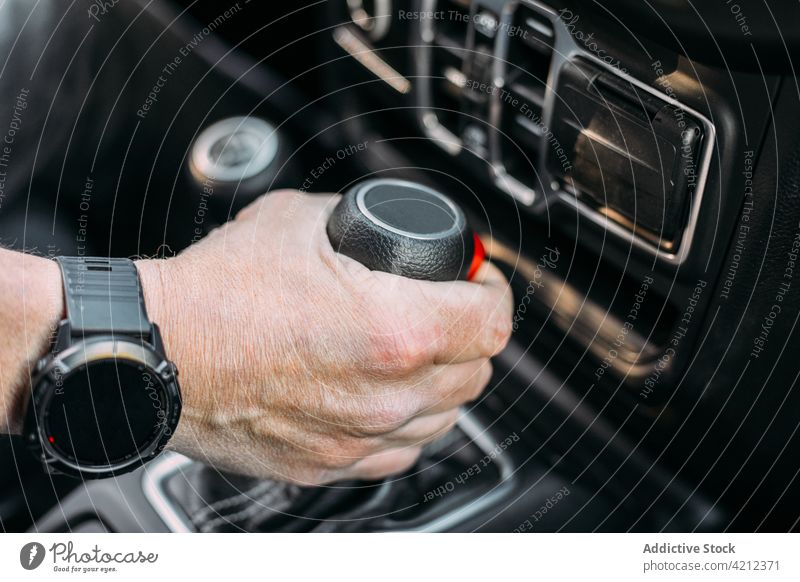 Anonymer Mann mit der Hand auf dem Schalthebel eines Geländewagens Ausrüstung Wandel & Veränderung Verkehr Fahrzeug PKW Geschwindigkeit Fahrer Automobil
