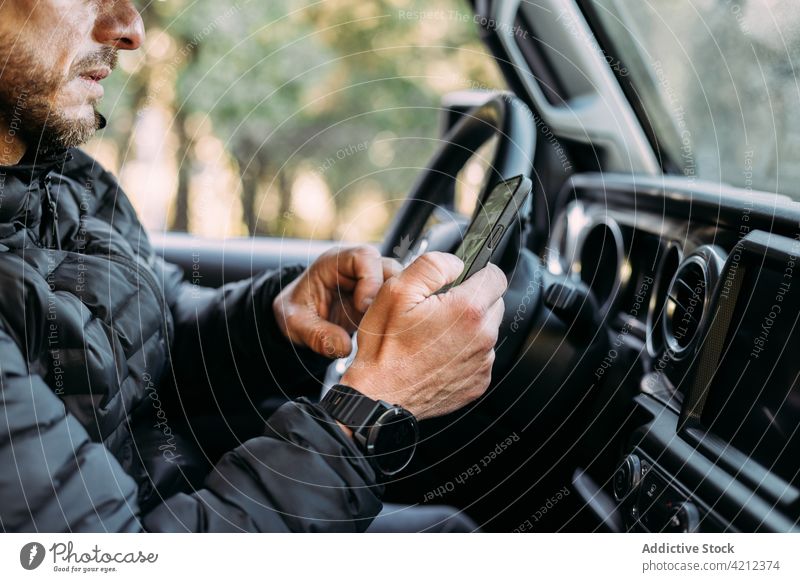 Unbekannter Mann benutzt sein Handy im Auto Smartphone PKW Innenbereich Mobile Straße Fahrer Person Funktelefon Mitteilung Laufwerk Technik & Technologie Anruf