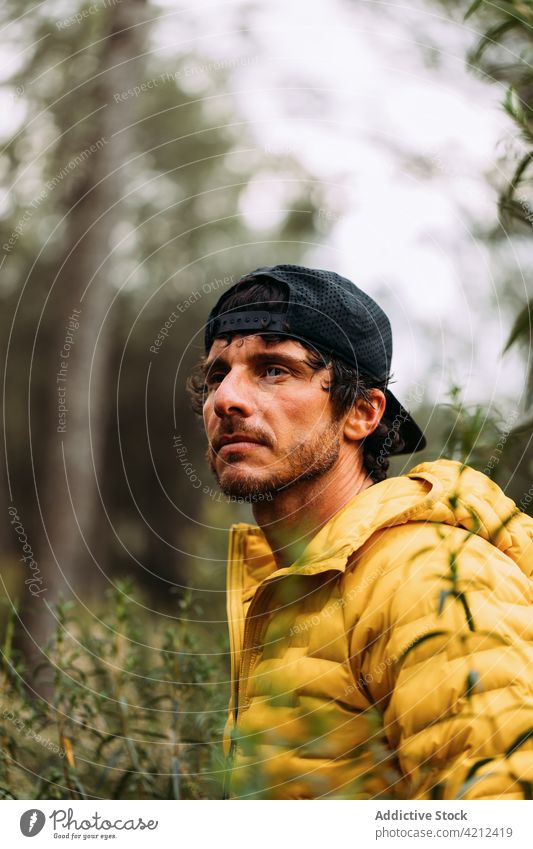 Mann mit Mütze blickt auf den Berg Porträt Berge u. Gebirge Trekking Person Aktivität Natur jung Erwachsener Landschaft reisen Blick Erholung aktiv Jacke