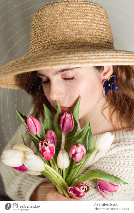 Zärtliche Frau mit Blumen im Atelier Angebot Tulpe verträumt sanft geblümt Frühling romantisch Kleid filigran feminin natürlich Windstille frisch