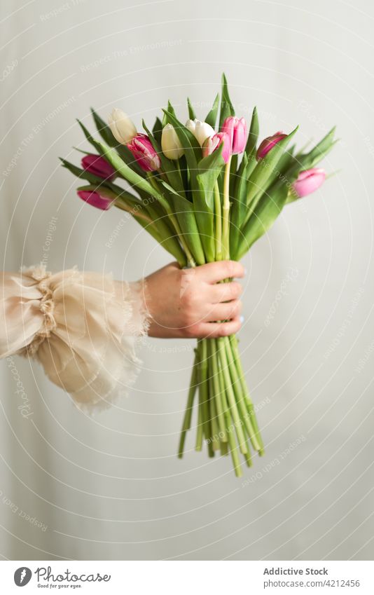 Crop-Frau mit Blumenstrauß Tulpe Haufen Kleid filigran geblümt romantisch Angebot farbenfroh feminin sanft Anmut Harmonie elegant duftig frisch Flora Blütezeit