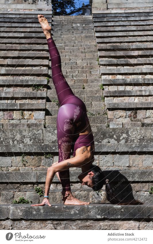 Flexible Frau, die beim Yoga im Spagat balanciert Split Gleichgewicht üben Pose urdhva prasarita eka padasana beweglich Dehnung Asana Wegbiegung Vorwärtsbeuge