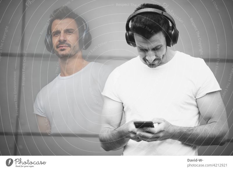 Musik über sein Handy streamen Kopfhörer hören Mann cool genießen lauschen Freude entspannung Fotomontage