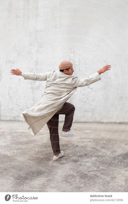 Unbekannter Mann tanzt auf der Straße Tanzen Breakdance Tänzer Hip-Hop urban Großstadt Freestyle ausführen sich[Akk] bewegen männlich Aktion Stil Choreographie
