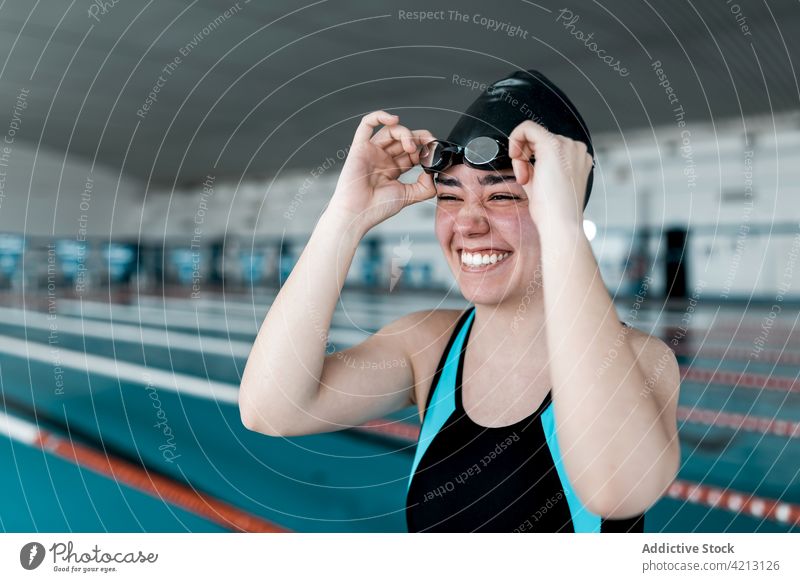 Schwimmer bereit zum Schwimmen Sport Wasser Frau Pool Athlet jung Badebekleidung Training blau Menschen Verschlussdeckel Konkurrenz Person Lifestyle Gesundheit