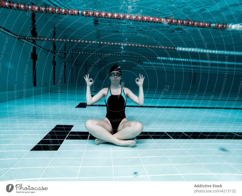 Frau sitzend unter Wasser mit Yoga-Haltung Sport Schwimmer Pool Athlet jung Badebekleidung Training blau Menschen Verschlussdeckel Konkurrenz Person Lifestyle