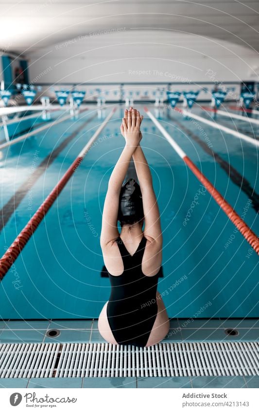 Schwimmer auf dem Beckenrand sitzend Sport Wasser Frau Pool Athlet jung Badebekleidung Training blau Menschen Verschlussdeckel Konkurrenz Person Lifestyle