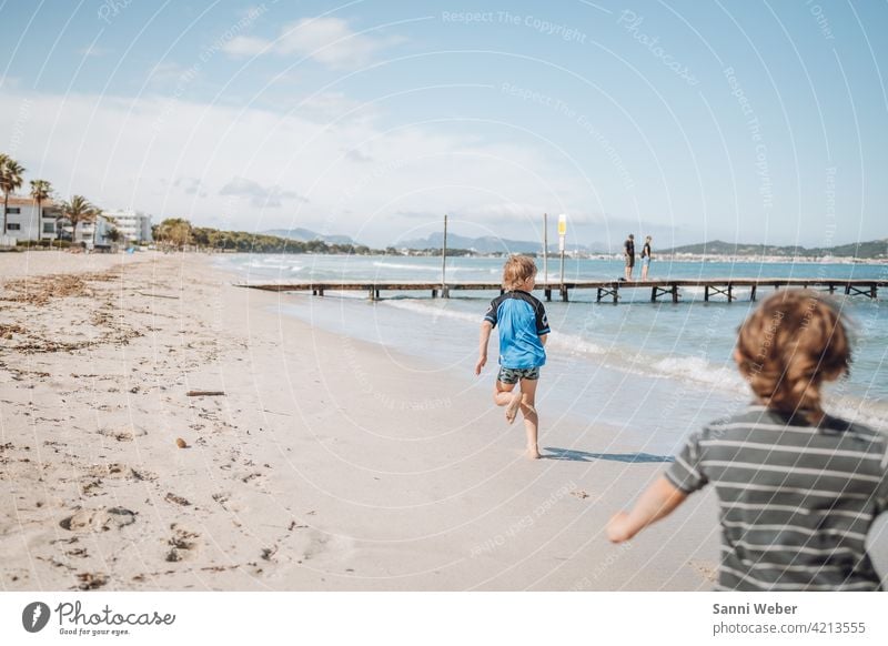 rennende Kinder am Strand von Port de Alcudia Meer Sand Wasser MEER Natur Sonne Wellen Himmel Ferien & Urlaub & Reisen Schönes Wetter Außenaufnahme Erholung