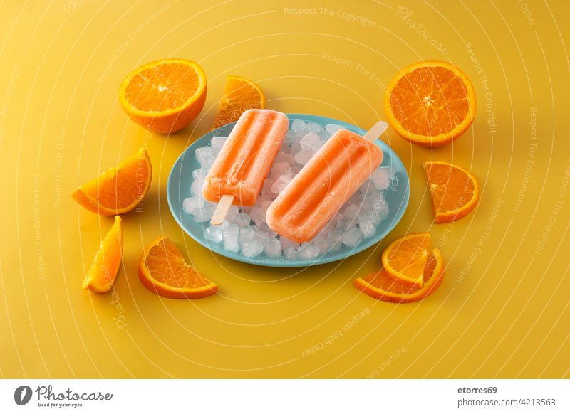 Orange Eis am Stiel auf blauem Teller Hintergrund Kuchen kalt farbenfroh cool Sahne Dessert Geschmack Lebensmittel frisch frostig gefroren Frucht selbstgemacht