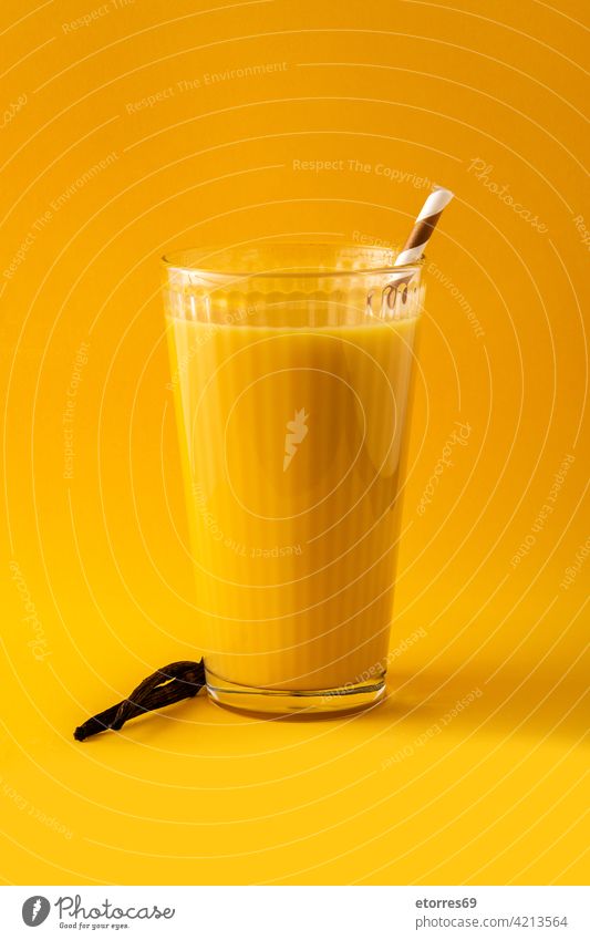 Leckerer Vanille-Milchshake im Glas Getränk Frühstück kalt copyspace Molkerei lecker trinken Energie Geschmack Lebensmittel frisch melken Erfrischung Stroh