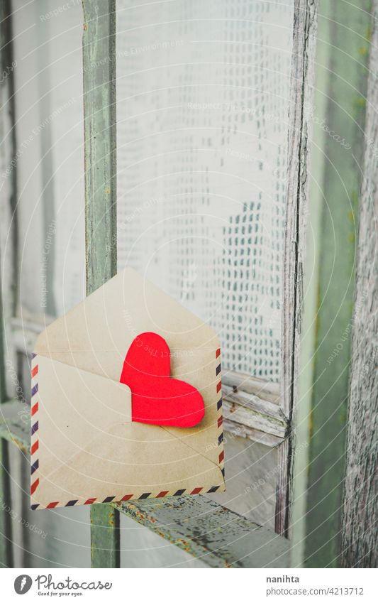 Rotes Herz im Inneren eines alten Umschlags rot Fenster Liebe Deckung Nostalgie Post Kuvert retro altehrwürdig romantisch Postkarte Hintergrund Valentinsgruß