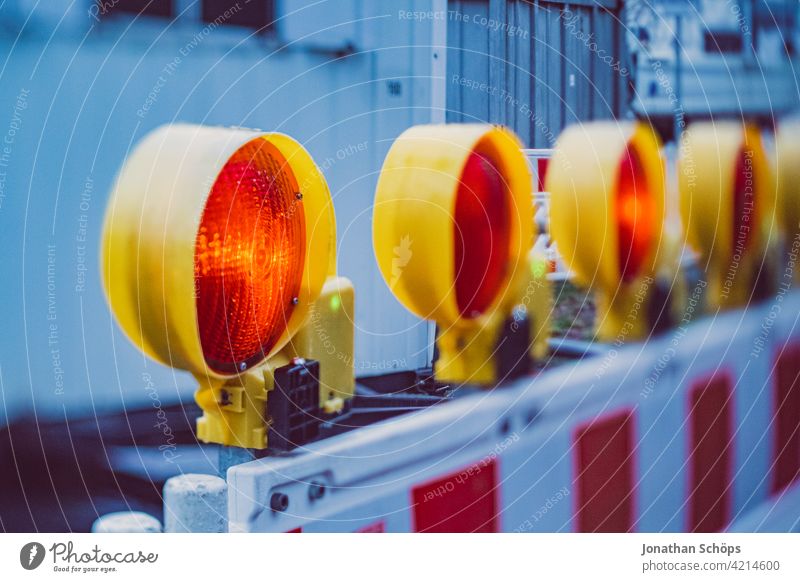 Baustellenzaun Vollsperrung mit roter Lampe Absperrung Schilder & Markierungen Verkehrswege Arbeit & Erwerbstätigkeit signalisieren Signalfarbe baustellenlicht