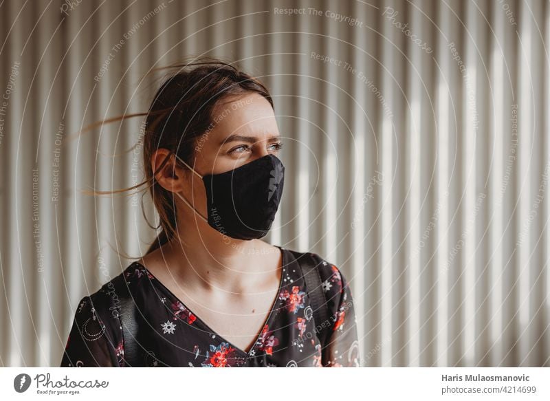 Frau mit Gesichtsmaske schaut weit in die Ferne Erwachsener Amerikaner Angst apokalyptisch schwarz atmen Kaukasier Farbe Konzept Coronavirus Bund 19