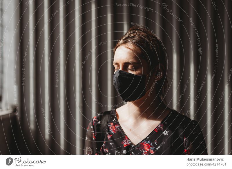 deprimiert blasse Frau mit Gesichtsmaske und geschlossenen Augen auf die Sonne Erwachsener Amerikaner Angst apokalyptisch schwarz atmen Kaukasier