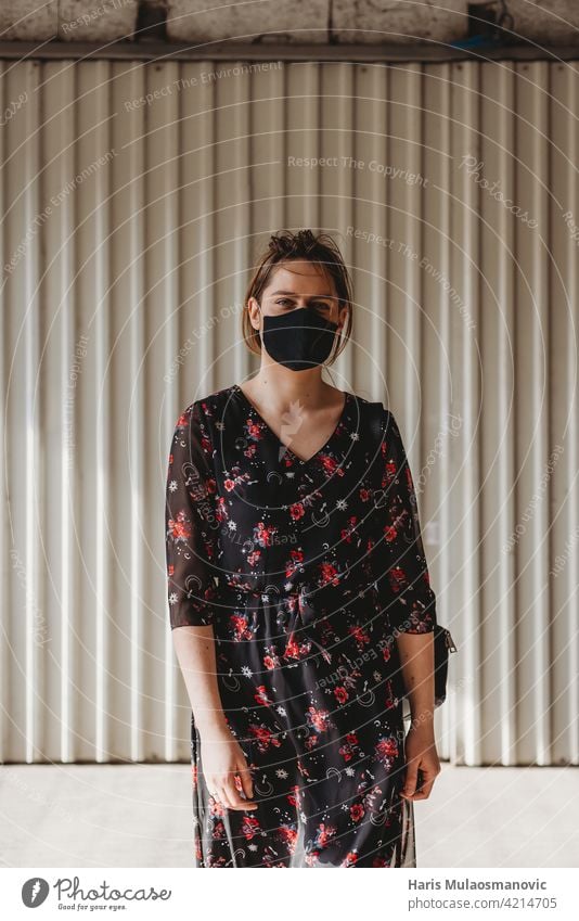 urbane Frau mit Gesichtsmaske in einem Blumenkleid Erwachsener Amerikaner Angst apokalyptisch schwarz atmen Kaukasier Farbe Konzept Coronavirus Bund 19