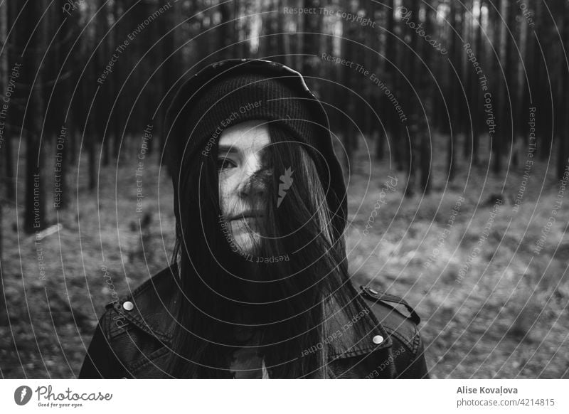 Wald und ich in schwarz-weiß Gesicht Porträt Selbstporträts Wald im Hintergrund außerhalb Hut Mädchen Frau Blick in die Kamera Behaarung Haare im Gesicht