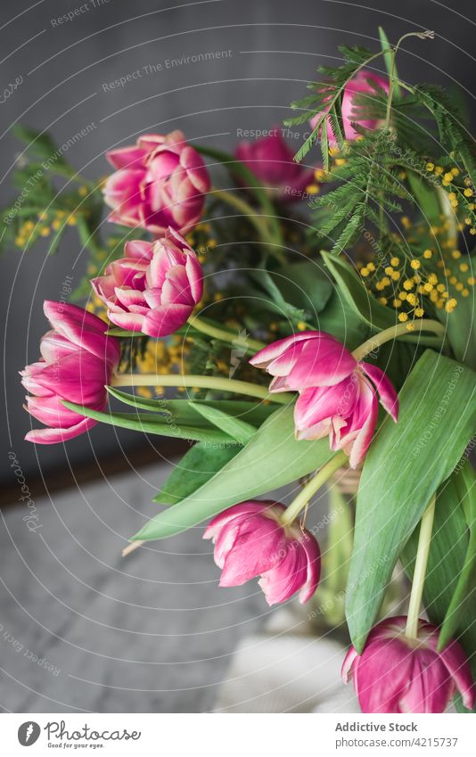 Blühender Tulpenstrauß mit angenehmem Aroma in Vase Blumenstrauß Blüte natürlich Botanik Pflanze Blütenknospen Tisch Stoff zerknittert botanisch Wittern sanft