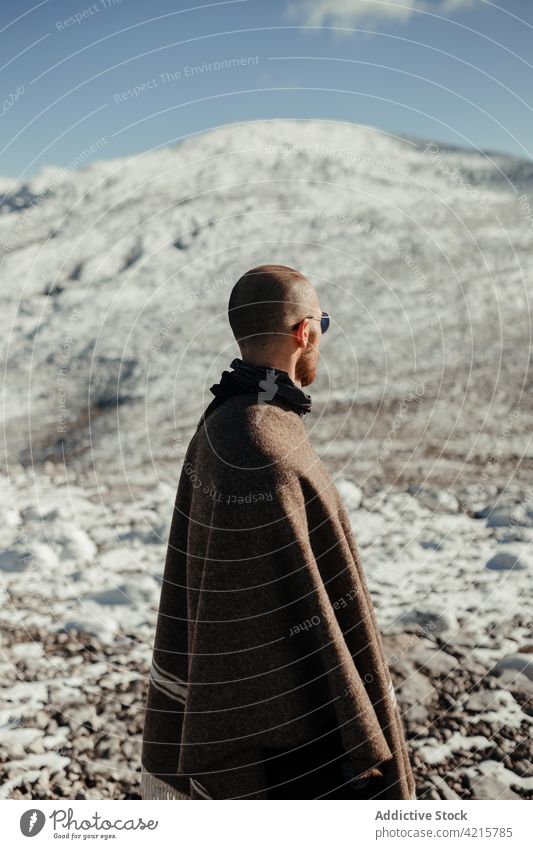 Reisende betrachten einen verschneiten Bergrücken im Sonnenlicht Reisender bewundern Kamm Natur Fernweh Hochland Landschaft Tourismus Winter Mann idyllisch