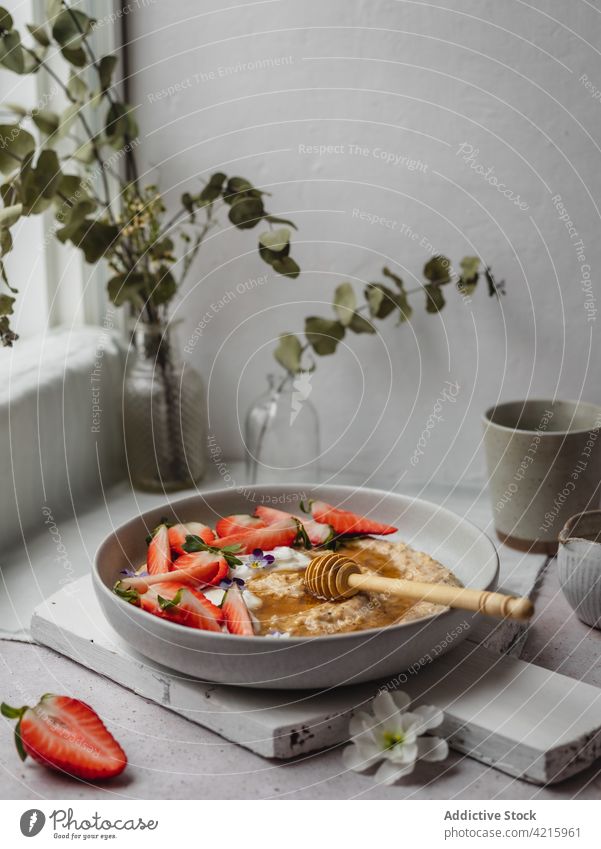 Nahaufnahme eines köstlichen Tellers mit Erdbeerbrei Lebensmittel Haferflocken Frühstück Haferbrei Gesundheit Frucht Müsli Schalen & Schüsseln Erdbeeren Morgen