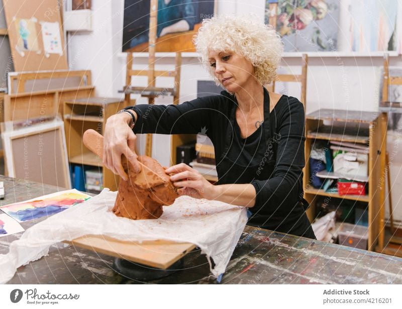 Kunsthandwerker bei der Arbeit mit Ton in der Werkstatt Keramik Kunstgewerbler kreieren Töpferwaren handgefertigt Basteln Senior Erwachsener Handwerkerin Frau