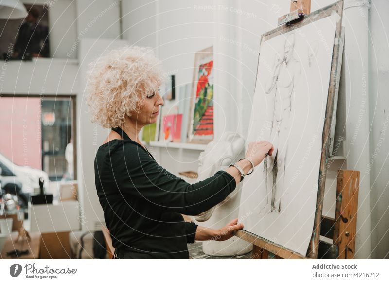 Frau zeichnet mit Bleistift in einer Werkstatt Künstler zeichnen Staffelei Skizze Kunst Hobby kreativ Inspiration Fähigkeit kreieren Kunstwerk Anstreicher