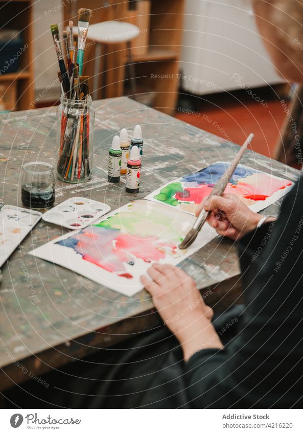 Crop Maler erstellen Aquarell abstraktes Bild auf Papier Anstreicher Wasserfarbe Farbe Künstler Werkstatt Pinselblume kreativ Frau Atelier Talent Kunstwerk
