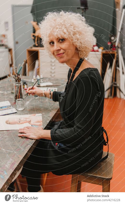 Lächelnde Frau beim Malen in der Kreativwerkstatt Anstreicher Farbe Wasserfarbe Werkstatt kreativ Künstler Atelier Kunst Kunstwerk Handwerk Handwerkerin