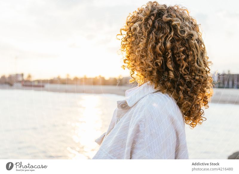 Nicht erkennbare ethnische Frau genießt den Sonnenuntergang am Meeresufer bewundern genießen Sommer MEER Großstadt Freiheit sich[Akk] entspannen Natur Seeküste