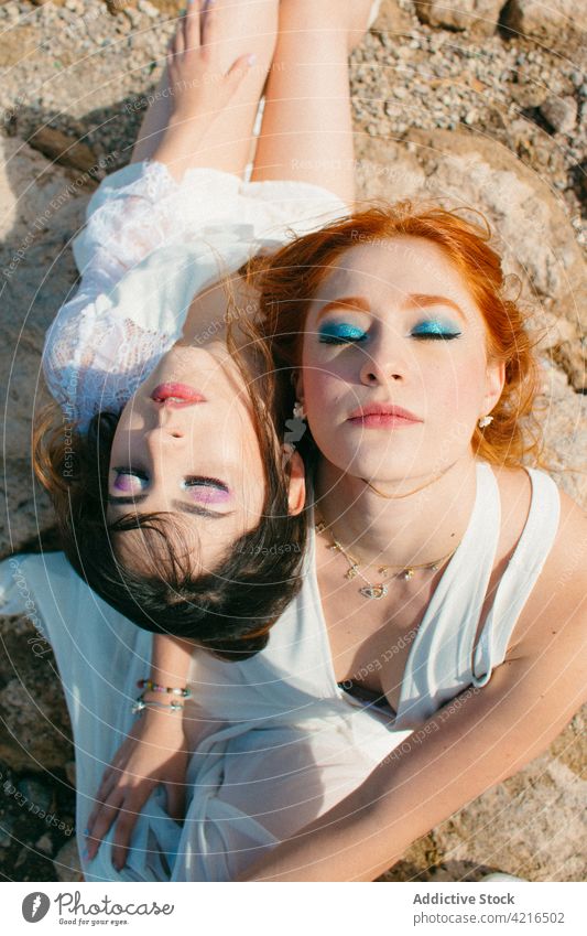 Sinnliche lesbische Frauen mit Make-up am Hochzeitstag Paar Homosexualität Partnerschaft Augen geschlossen sinnlich Achtsamkeit Lidschatten Porträt Angebot Land