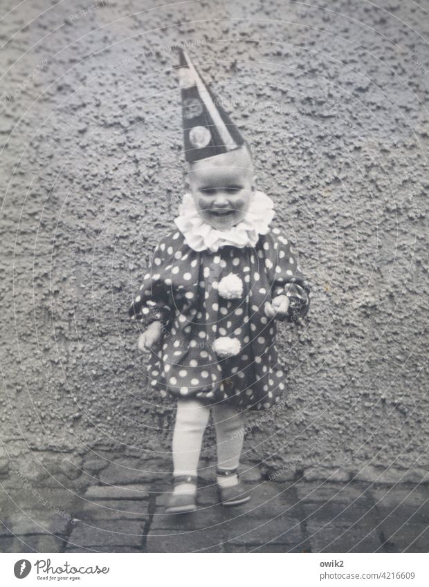 1968, wilde Zeit kleiner Junge Clown Kostüm Fasching Verkleidung lustig Feste & Feiern Fröhlichkeit Freude Kindheit Blick in die Kamera Vorfreude Kindergarten