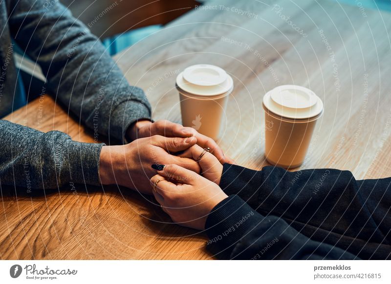 Verliebtes Paar hält Hände sitzen im Café trinken Kaffee Mann Restaurant Kaukasier im Innenbereich Werkstatt Kaffeehaus im Inneren heiß Tasse Lebensstile