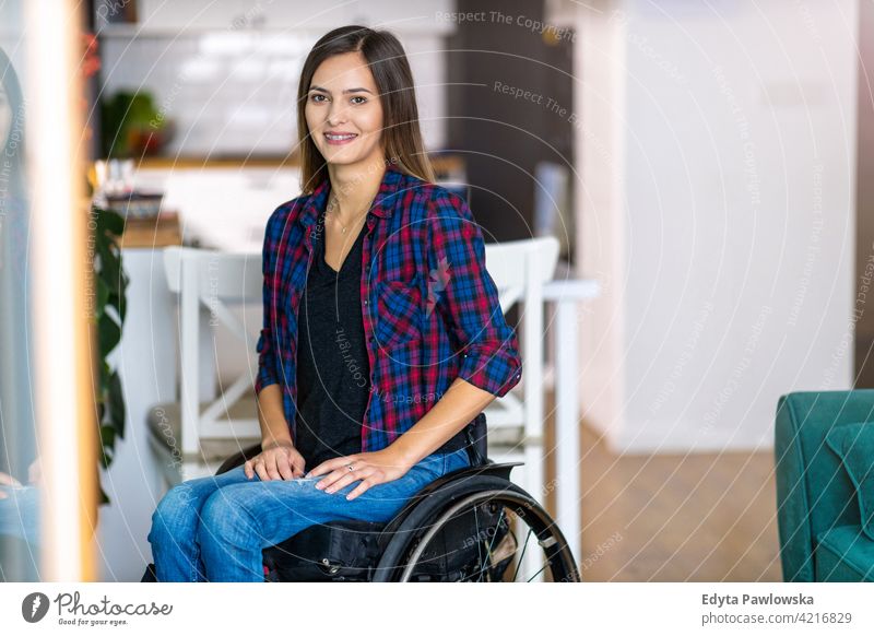 Junge Frau im Rollstuhl in ihrem Haus häusliches Leben Behinderung deaktiviert Selbstvertrauen unabhängig im Innenbereich heimwärts Menschen jung Erwachsener