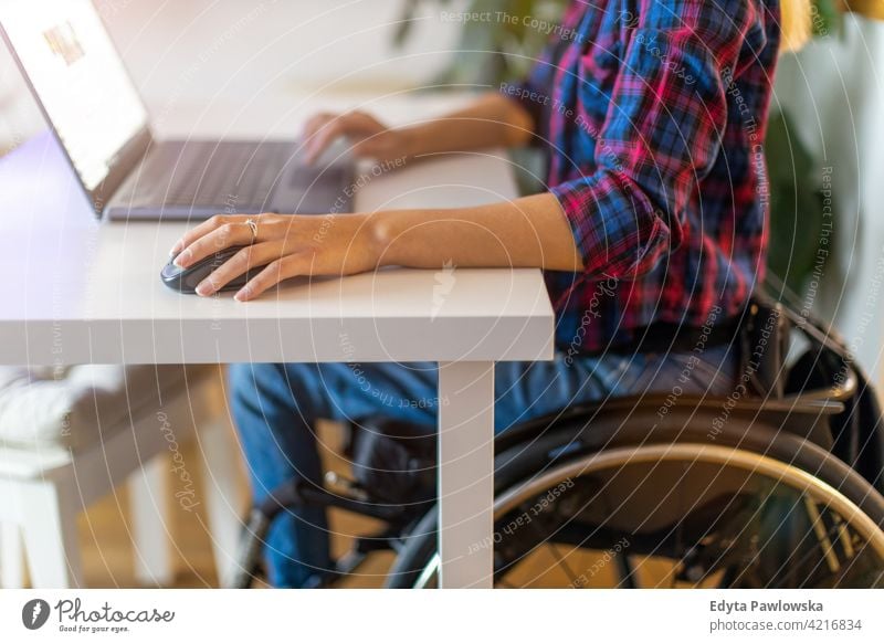 Frau im Rollstuhl benutzt Laptop im Büro häusliches Leben Behinderung deaktiviert Selbstvertrauen unabhängig im Innenbereich heimwärts Haus Menschen jung