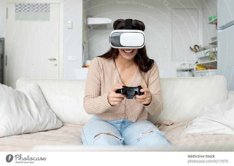 Anonymer Gamer mit VR-Headset und Spielkonsole in einem Raum Spieler spielen Videospiel Gamepad Schutzbrille unterhalten Frau heimwärts benutzend Apparatur