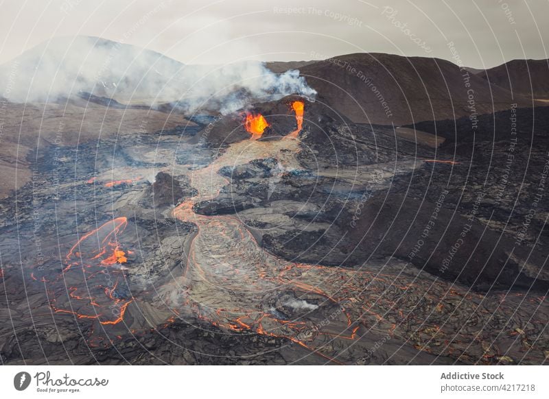 Ausbruch des Vulkans Fagradalsfjall in Island fagradalsfjall Lava Magma Rauch Berge u. Gebirge rot heiß Natur vulkanisch Eruption Krater aktiv Gefahr Geologie