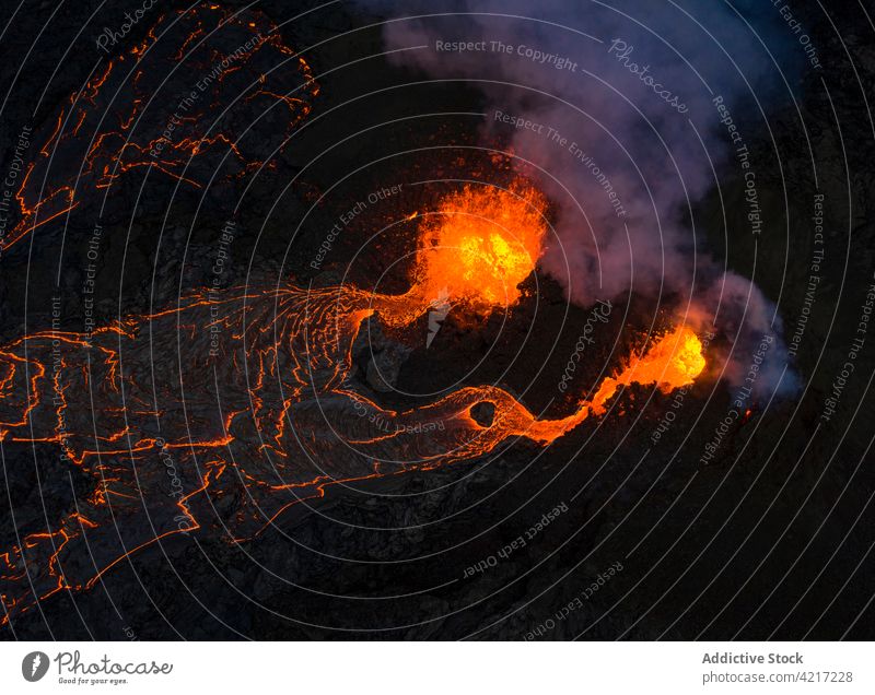 Ausbruch des Vulkans Fagradalsfjall in Island fagradalsfjall Lava Magma Rauch Berge u. Gebirge rot heiß Natur vulkanisch Eruption Krater aktiv Gefahr Geologie