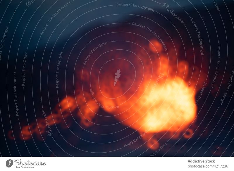 Unscharfe Nahaufnahme Magma sprudelt aus dem Vulkanloch in Island fagradalsfjall Lava Unschärfe Rauch Berge u. Gebirge rot heiß Natur vulkanisch Eruption Krater