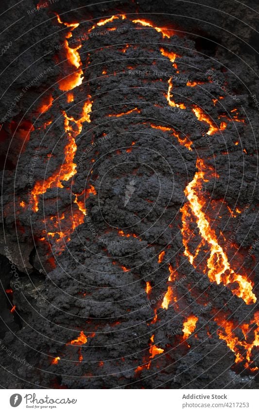 Nahaufnahme: Magma sprudelt aus dem Vulkanloch in Island fagradalsfjall Lava Berge u. Gebirge rot heiß Natur vulkanisch Eruption Krater aktiv Gefahr Geologie