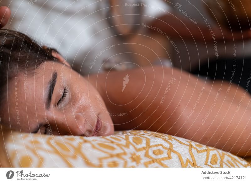 Entspannte oben-ohne Frau gegen Gerte spirituelle Praktiker Massage Augen geschlossen Harmonie sich[Akk] entspannen Zen Meister Windstille schlafen Porträt Mann