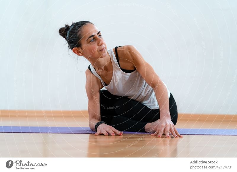 Ältere Frau, die Kniepfahl-Vorwärtsbeuge-Pose ausführt Yoga Kniestock Dehnung Wohlbefinden Vitalität üben muskulös Raum Wellness Gesunder Lebensstil Unterlage