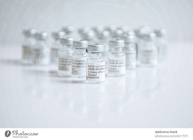 Nahaufnahme einiger Fläschchen mit dem Impfstoff gegen das Coronavirus auf weißem Hintergrund Ampulle vereinzelt Flasche medizinisch Gesundheit Medizin