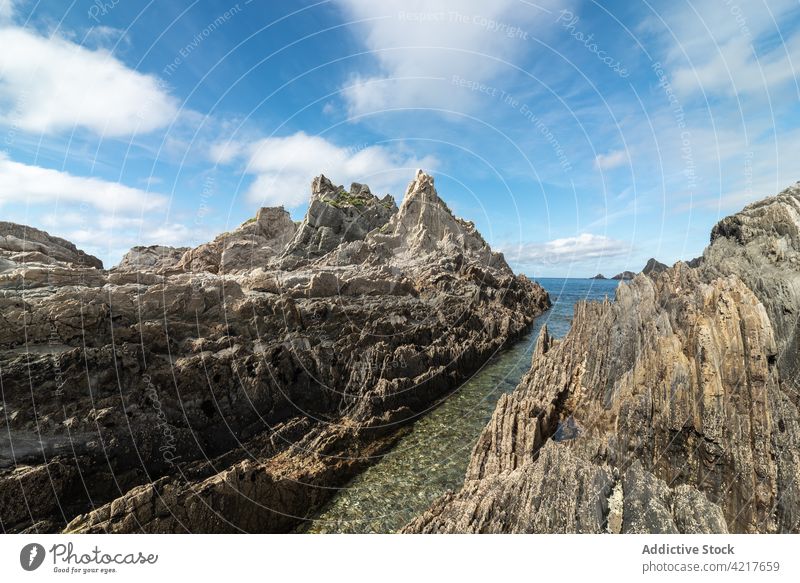 Majestätischer Blick auf die felsige Meeresküste Strand MEER Meeresufer Felsen Formation Stein rau Küste malerisch Asturien Spanien Gueirua-Strand Ufer